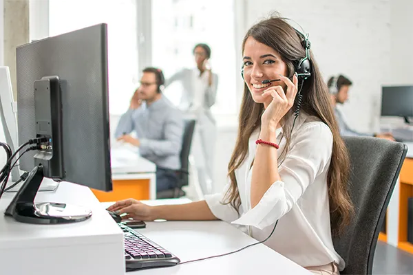 Frau telefoniert im Service